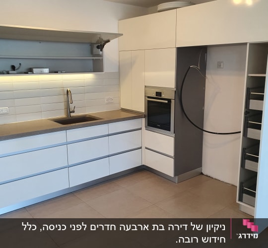 מטבח נקי עם כיור וברז, ארונות פתוחים